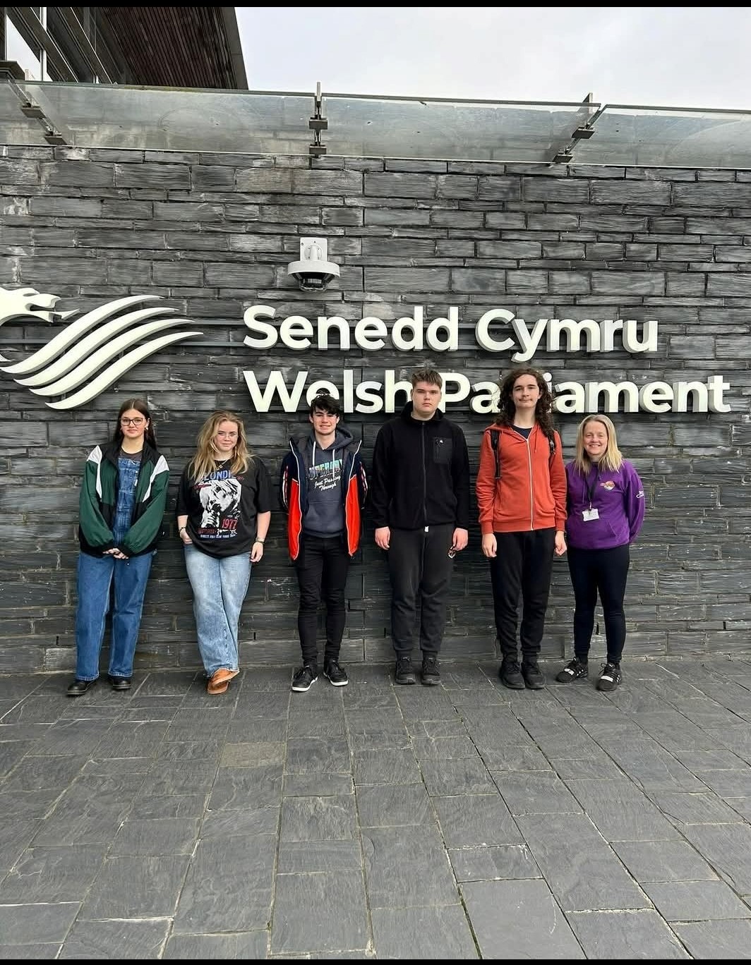 Aelodau Cyngor yr Ifanc Conwy yn y Senedd fel rhan o Ŵyl Cymru Ifanc.